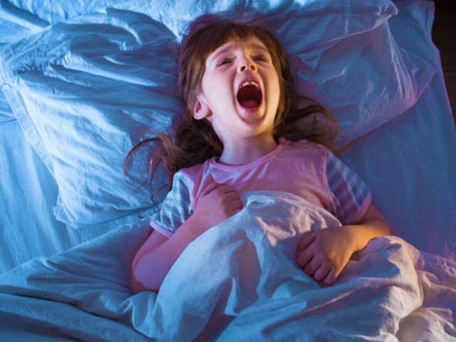 Чому діти бояться спати самі в кімнаті та як із цим можна впоратися