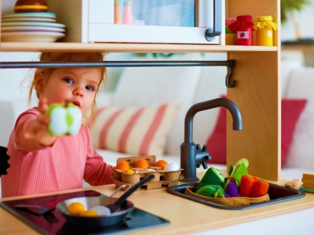 Іграшкові кухні та посуд для дітей: що обрати для малечі?