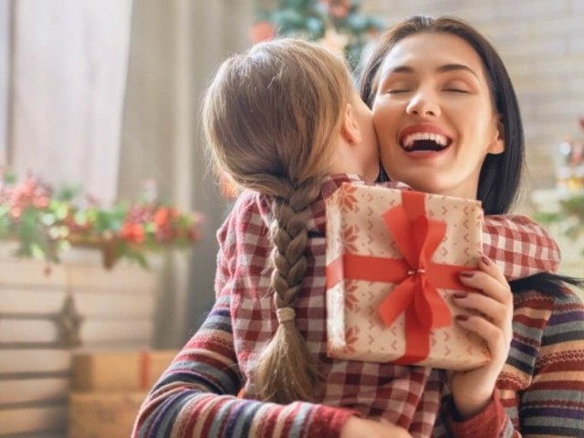 Що подарувати мамі на Новий рік 2023 і Різдво?