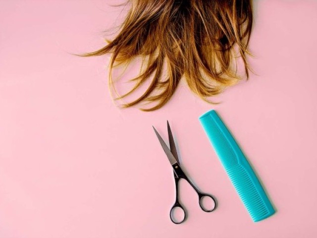 Стрижка волосся у лютому 2023 року: які дні вважаються сприятливими для візиту до майстра